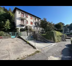 Villa singola con area esterna composta da due appartamenti