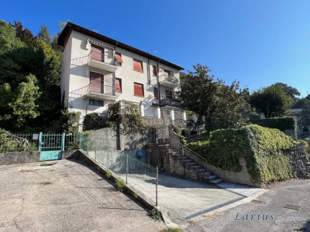 Appartamenti in Vendita - Villa singola con area esterna composta da due appartamenti