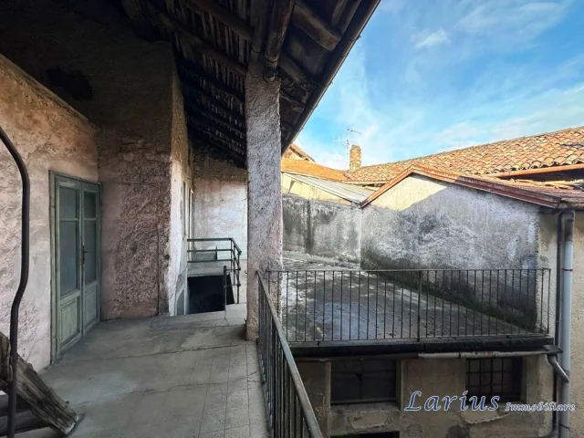 Casa di corte su due livelli con terrazzo e sottotetto