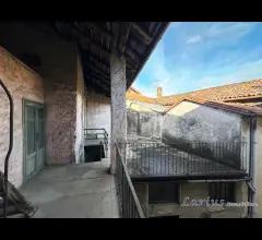 Casa di corte su due livelli con terrazzo e sottotetto