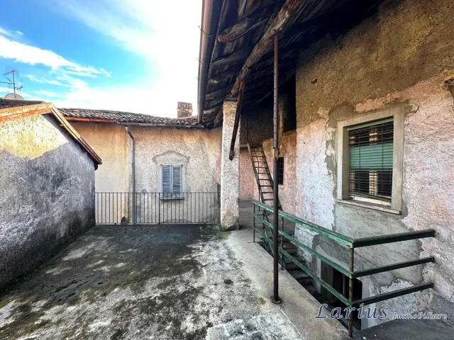 Appartamenti in Vendita - Casa di corte su due livelli con terrazzo e sottotetto