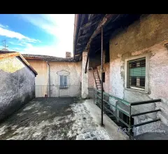 Appartamenti in Vendita - Casa di corte su due livelli con terrazzo e sottotetto