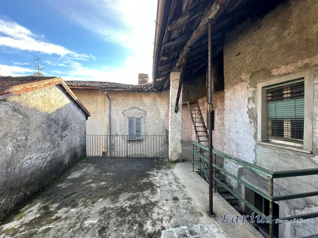 Appartamenti in Vendita - Casa di corte su due livelli con terrazzo e sottotetto