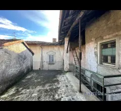 Appartamenti in Vendita - Casa di corte su due livelli con terrazzo e sottotetto