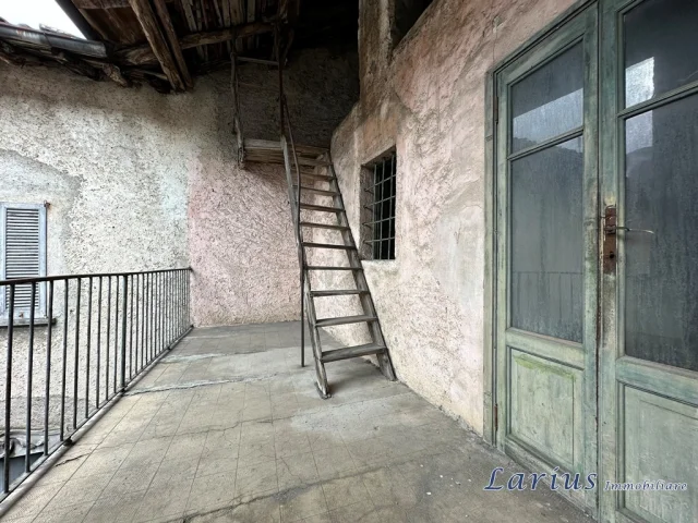 Appartamenti in Vendita - Casa di corte su due livelli con terrazzo e sottotetto