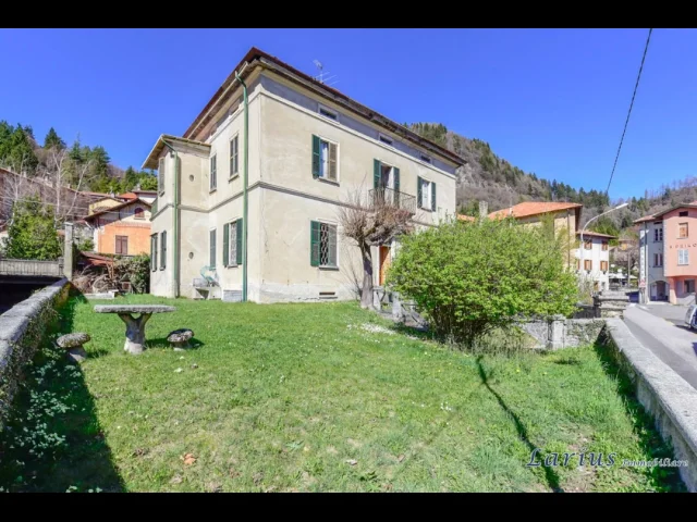 Villa d'epoca con dependance, giardino e box doppio