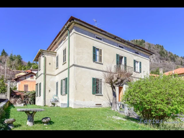Appartamenti in Vendita - Villa d'epoca con dependance, giardino e box doppio