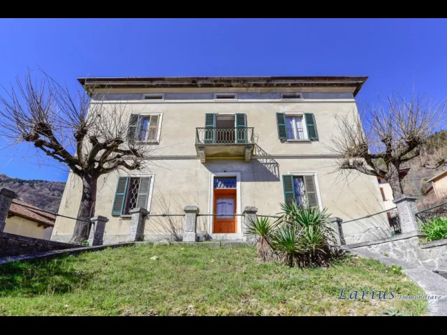 Appartamenti in Vendita - Villa d'epoca con dependance, giardino e box doppio
