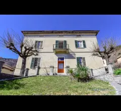 Appartamenti in Vendita - Villa d'epoca con dependance, giardino e box doppio