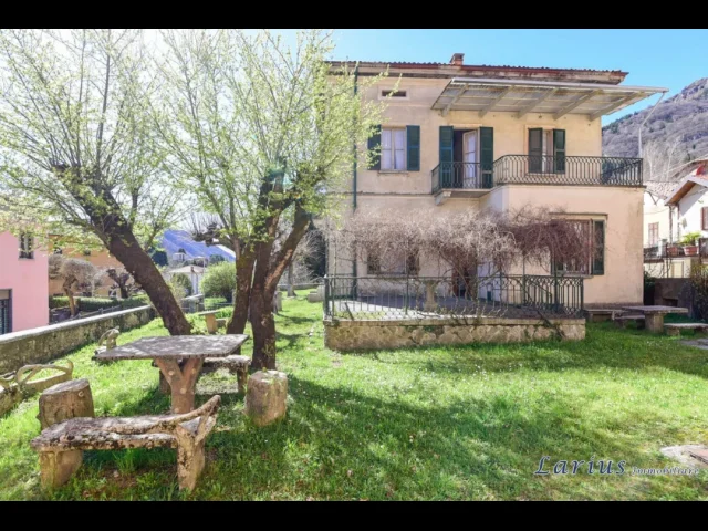 Appartamenti in Vendita - Villa d'epoca con dependance, giardino e box doppio
