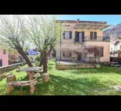 Appartamenti in Vendita - Villa d'epoca con dependance, giardino e box doppio