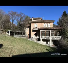 Villa d'epoca con dependance, rustico e terreno edificabile.