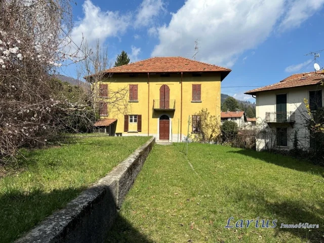 Villetta bifamiliare con giardino