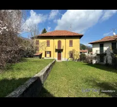 Villetta bifamiliare con giardino