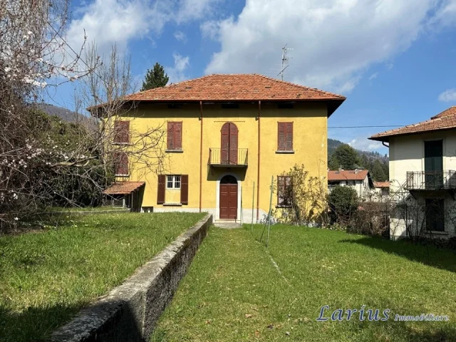 Appartamenti in Vendita - Villetta bifamiliare con giardino
