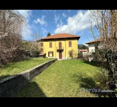 Appartamenti in Vendita - Villetta bifamiliare con giardino