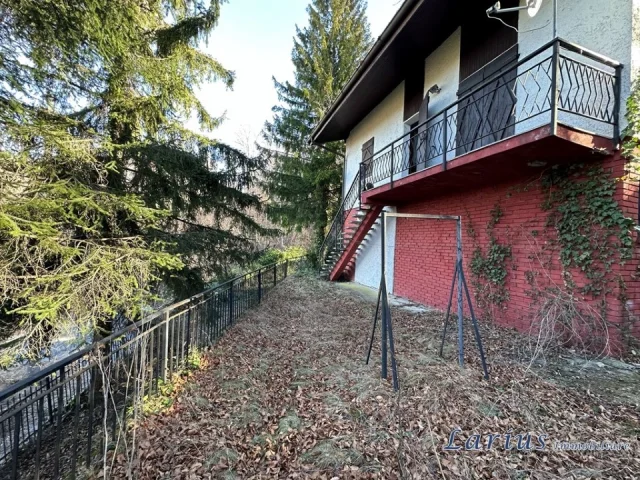 Appartamenti in Vendita - Casa indipendente con giardino privato e box