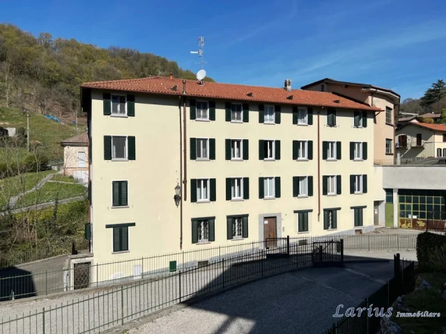 Appartamento composto da tre locali, doppi servizi e balcone