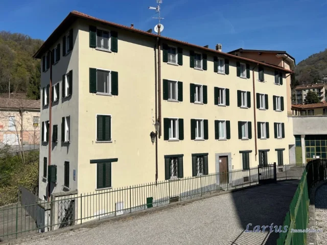 Appartamenti in Vendita - Appartamento composto da tre locali, doppi servizi e balcone