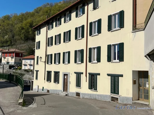 Appartamenti in Vendita - Appartamento composto da tre locali, doppi servizi e balcone