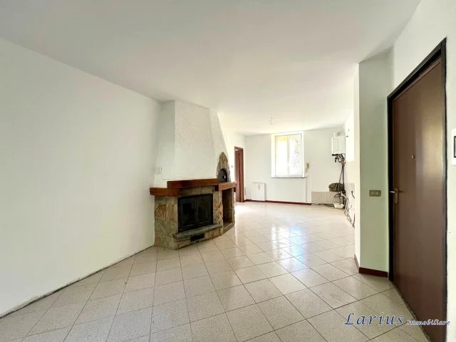 Appartamenti in Vendita - Appartamento composto da tre locali, doppi servizi e balcone