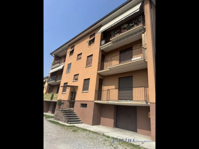 Erba via torti trilocale con balcone e parcheggio esterno