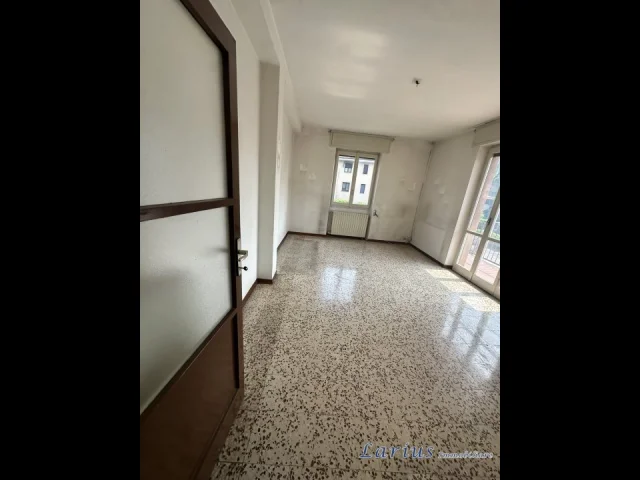 Appartamenti in Vendita - Erba via torti trilocale con balcone e parcheggio esterno
