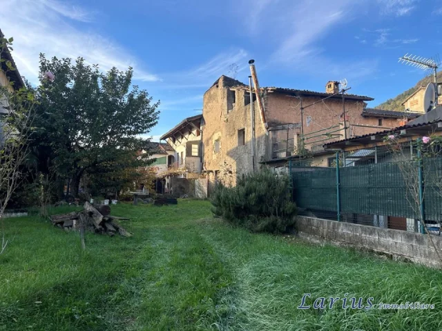 Casa di corte con terreno privato e box doppio