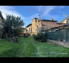 Casa di corte con terreno privato e box doppio