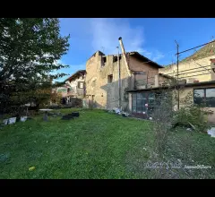 Appartamenti in Vendita - Casa di corte con terreno privato e box doppio