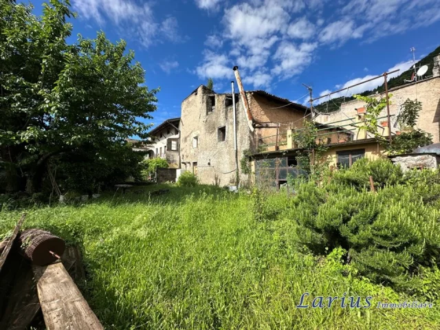 Appartamenti in Vendita - Casa di corte con terreno privato e box doppio