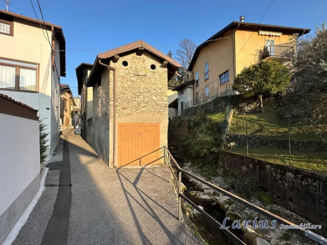 Rustico con terrazzo e corte privata
