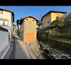 Rustico con terrazzo e corte privata
