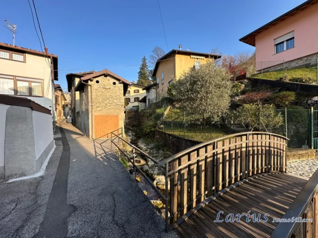 Appartamenti in Vendita - Rustico con terrazzo e corte privata