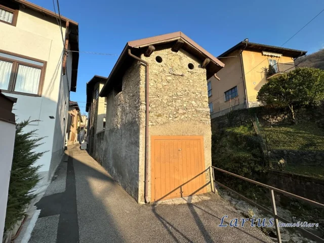 Appartamenti in Vendita - Rustico con terrazzo e corte privata