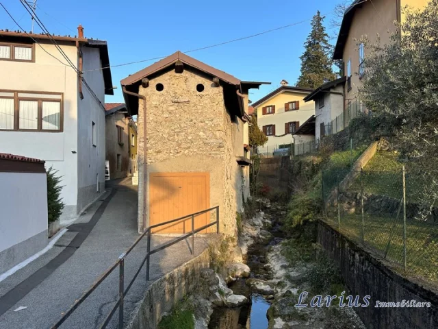 Appartamenti in Vendita - Rustico con terrazzo e corte privata