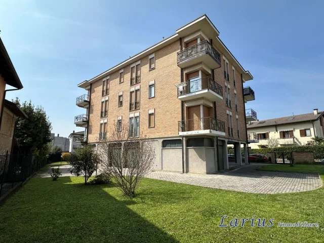 Appartamenti in Vendita - Panoramico appartamento con due balconi e box