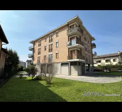 Panoramico appartamento con due balconi e box