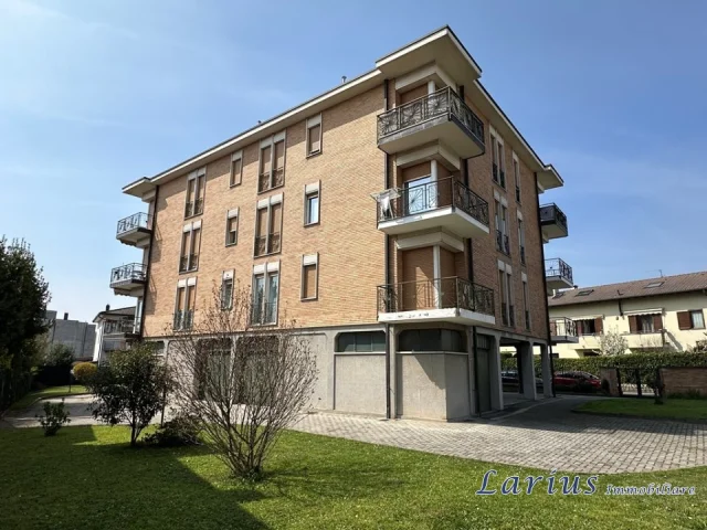 Appartamenti in Vendita - Panoramico appartamento con due balconi e box