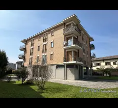 Appartamenti in Vendita - Panoramico appartamento con due balconi e box