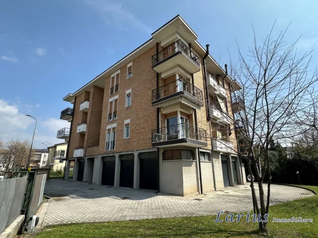 Appartamenti in Vendita - Panoramico appartamento con due balconi e box
