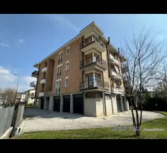Appartamenti in Vendita - Panoramico appartamento con due balconi e box