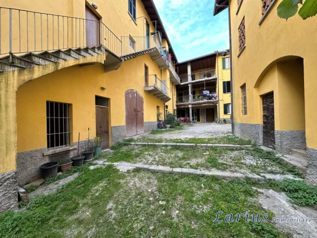 Appartamenti in Vendita - Appartamento con balcone da ristrutturare