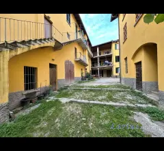 Appartamento con balcone da ristrutturare