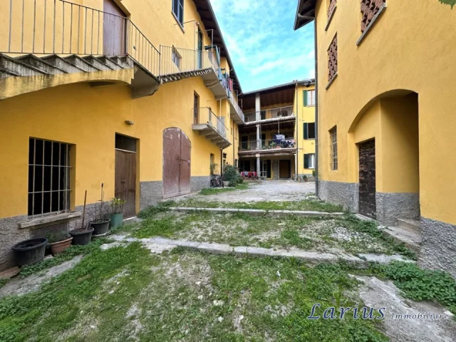 Appartamenti in Vendita - Appartamento con balcone da ristrutturare