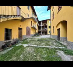 Appartamenti in Vendita - Appartamento con balcone da ristrutturare