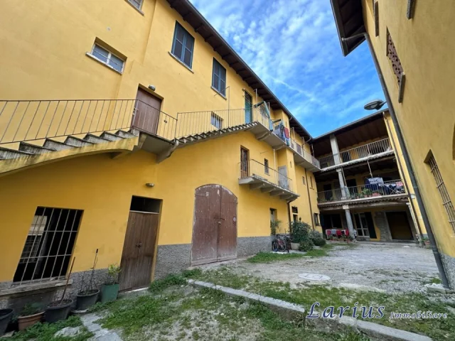 Appartamenti in Vendita - Appartamento con balcone da ristrutturare
