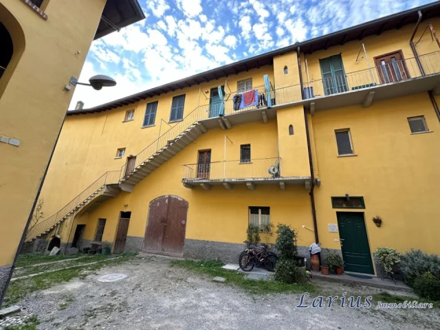 Appartamenti in Vendita - Appartamento con balcone da ristrutturare