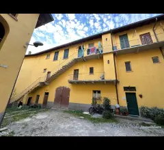 Appartamenti in Vendita - Appartamento con balcone da ristrutturare