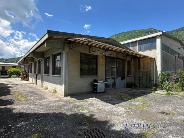 Appartamenti in Vendita - Magazzino con area esterna di pertinenza